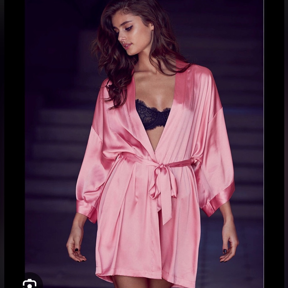 Victoria secret brand new without tag Elegant Pink Satin Robe with pockets s-m